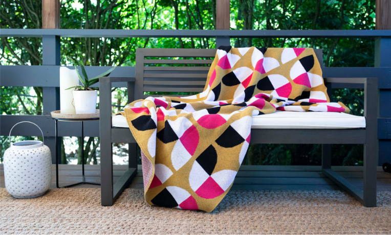 How Throw Blankets Transform Your Outdoor Spaces
