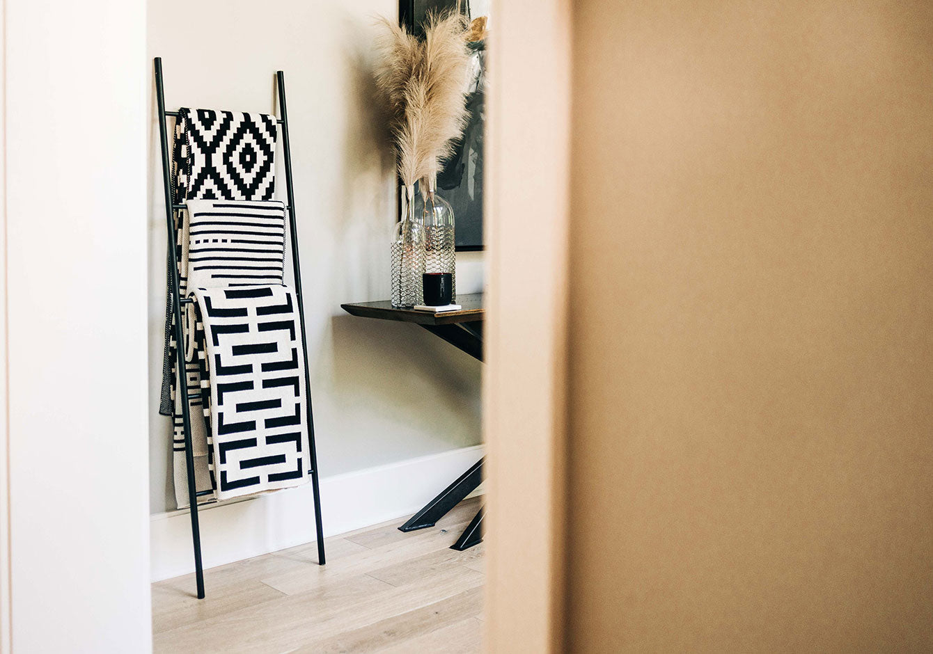 How to Style a Blanket Ladder: Cozy, Functional & Beautiful