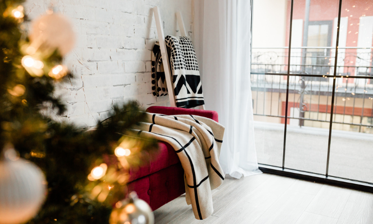 Clutter Chic Minimalist Holiday Decor: Cozy, Chic, and Clutter-Free