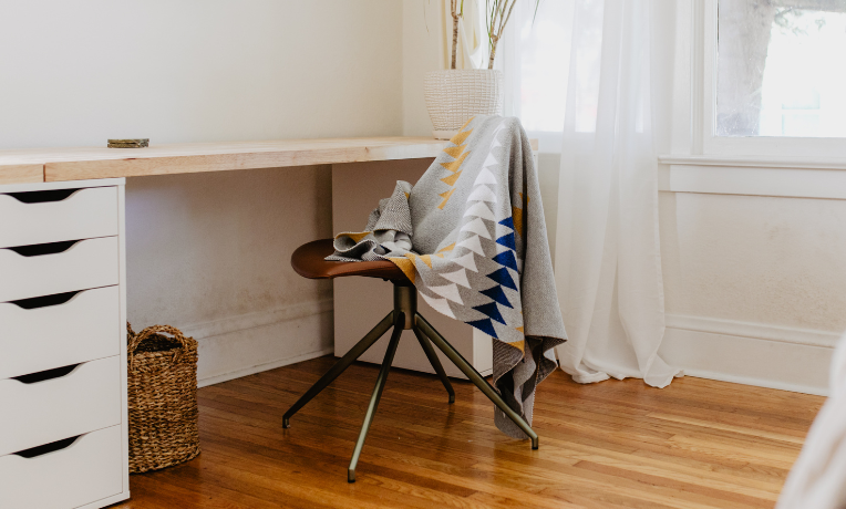 The Perfect Gift for Digital Nomads: Why a Blanket Tops the List