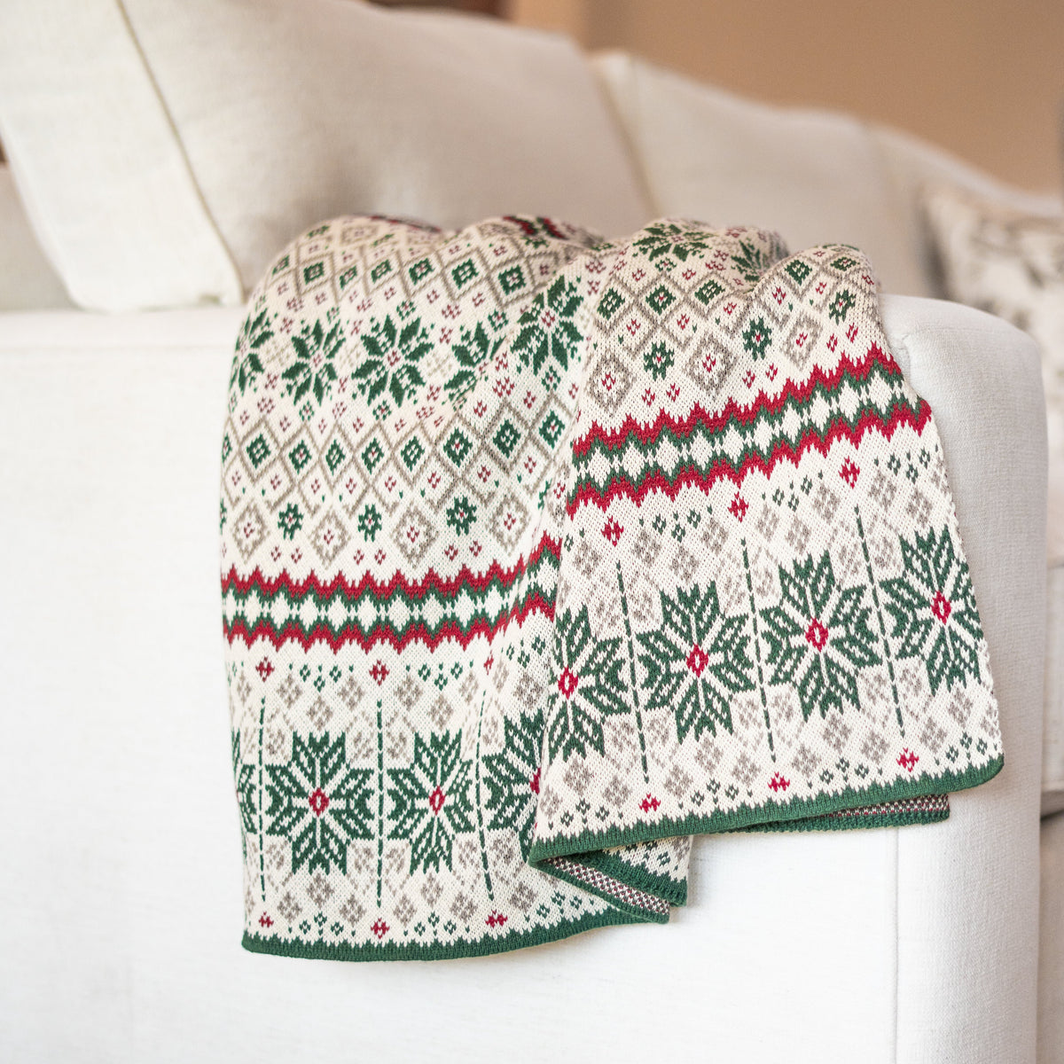 Seek & Swoon Jul Holiday Throw